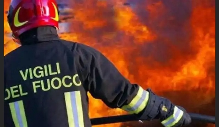 Capannone in fiamme a Fiano Romano